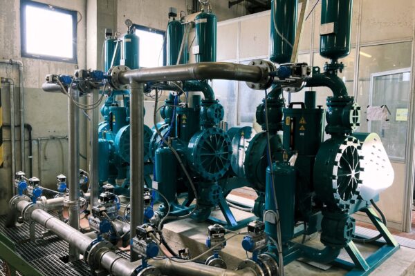 Heavy-duty slurry pump unit with vertical pressure filters outdoors