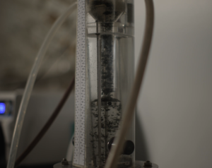 Photo showing how a flocculant agglomerates fine particles into large flocs, accelerating the gravity sludge thickening process.